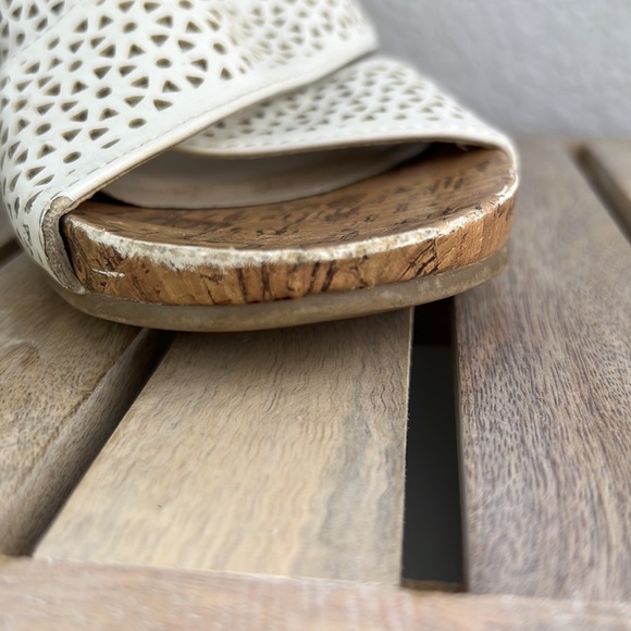 Dana Buchman Leather Perforated Wedge Cork Heel Sandals White Size 9.5 - Picture 4 of 11